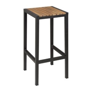 een krukje van hout en metaal
