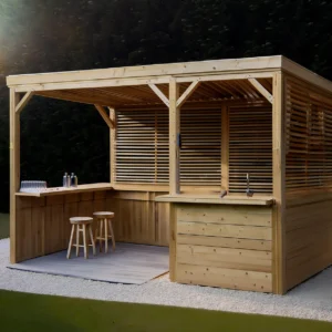 een houten bar met krukken en een tafel
